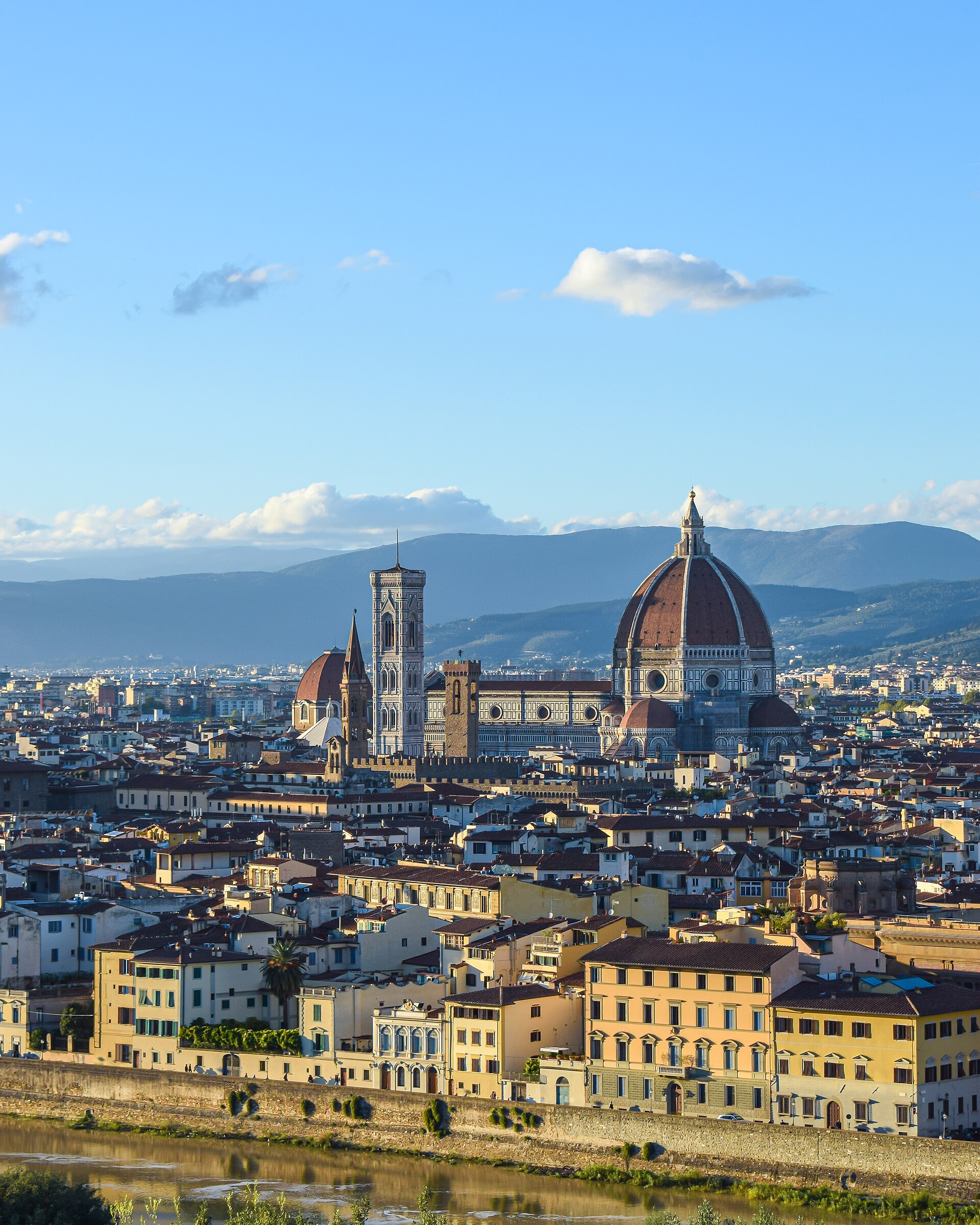 Duomo di Firenze con la cupola di Brunelleschi in una giornata soleggiata