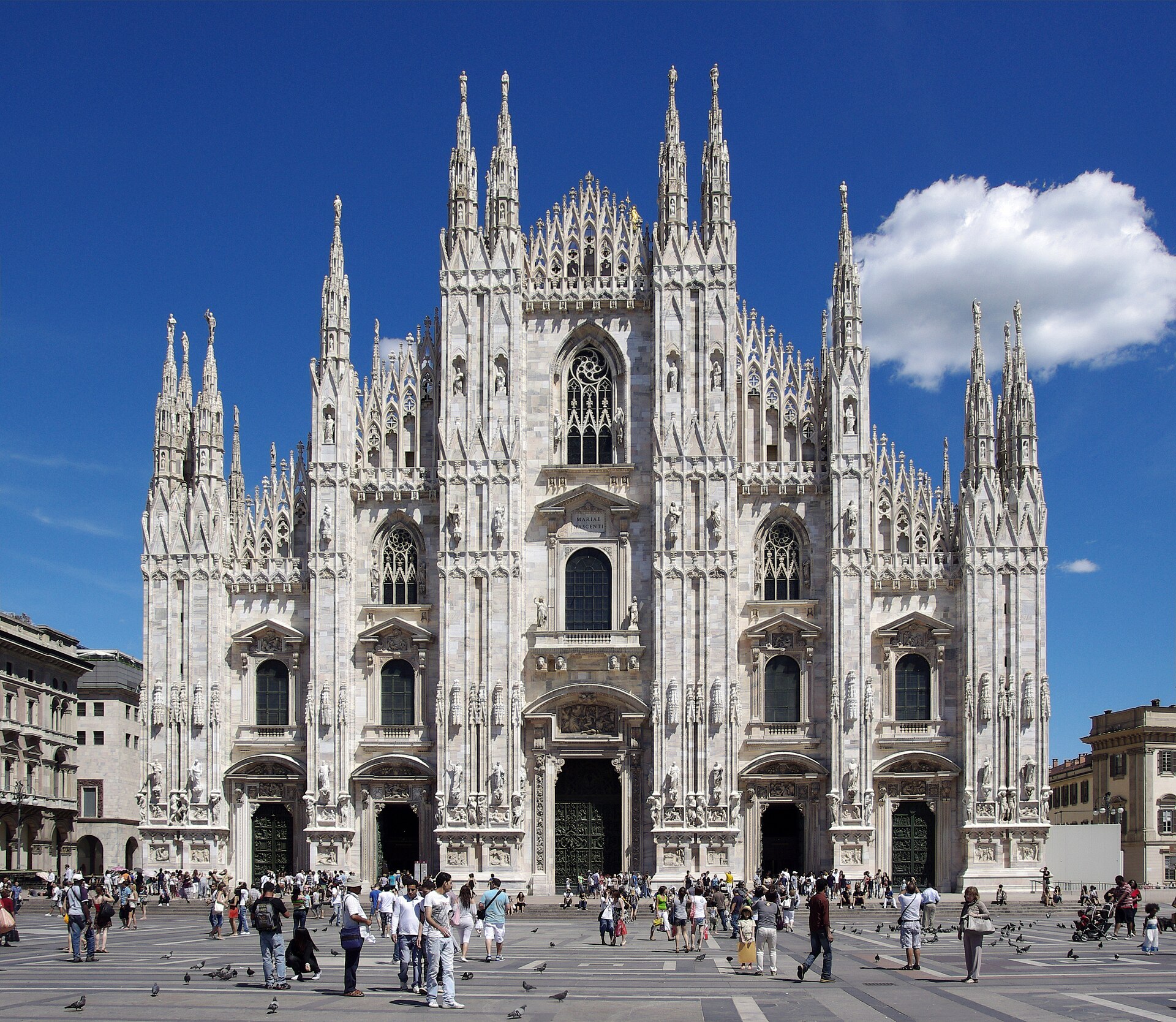 Duomo di Milano con la facciata gotica e guglie in una giornata di sole