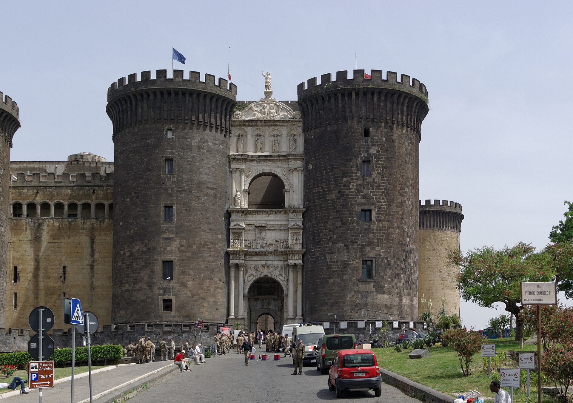 Maschio Angioino di Napoli visto dal mare, fortezza storica sulla costa