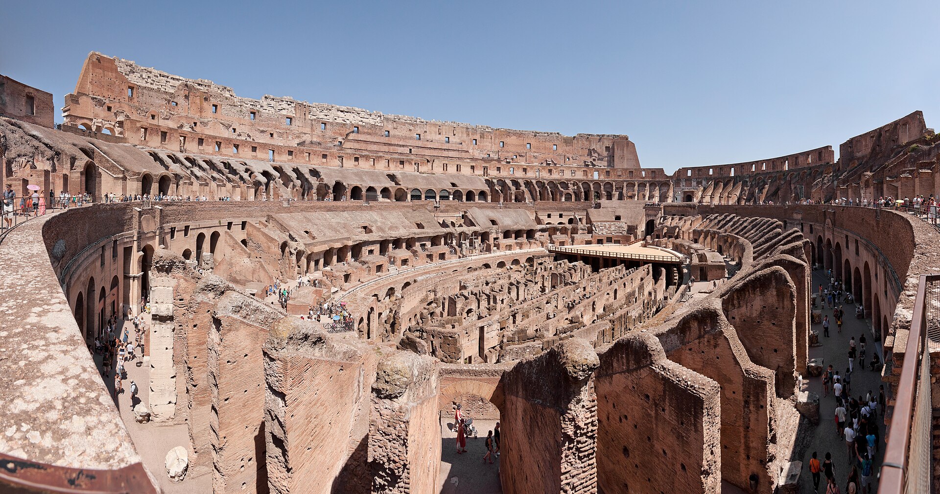 Colosseo di Roma al tramonto, simbolo della città eterna