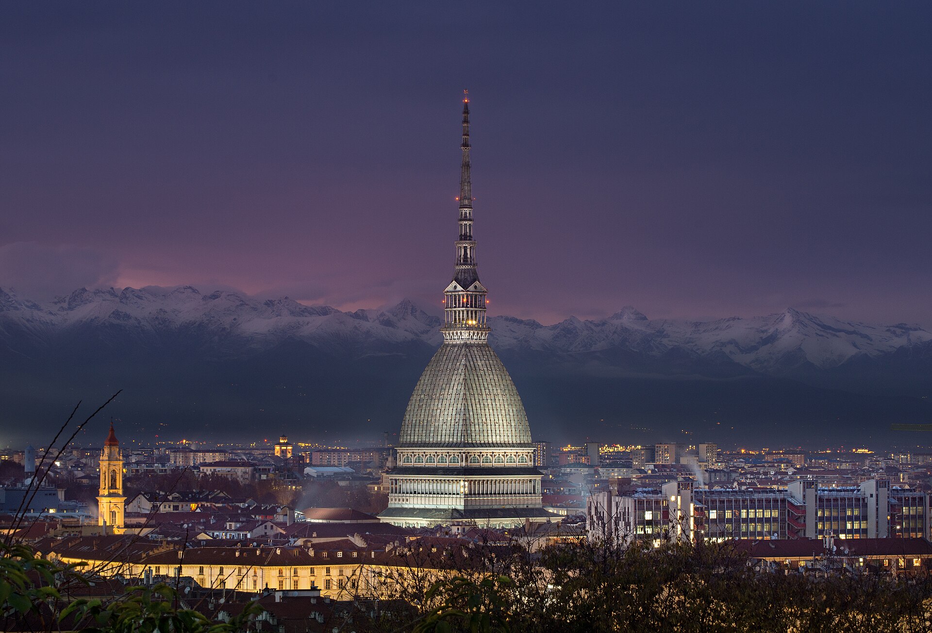 Mole Antonelliana di Torino contro un cielo azzurro, icona della città